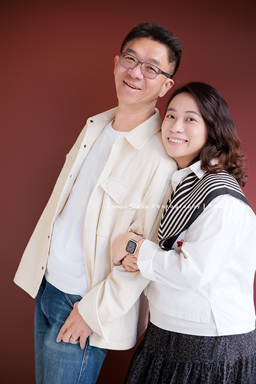 Ann四姊妹帶著伯父伯母一起來拍照,長輩們和大家一起留下了很珍貴的紀念,每一次有人站進鏡頭裡,鏡頭外總有一群親友團歡樂地吶喊著,這張是大姊和先生兩人的合照!大姊雙手搭在先生的手上,兩人很甜蜜、笑得很開心啊!