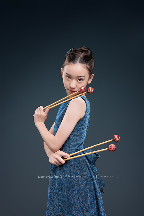 Ruby從台中來拍音樂寫真，當天帶著她的馬林巴布琴槌前來，Ruby活潑又開朗，這張是Ruby側身站著、兩手拿著馬林巴布琴槌一上一下地在身體一邊，轉過頭來沈穩又自信地看著鏡頭的音樂寫真照！