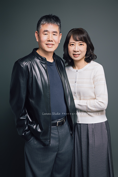 帥氣的Hui和家人們一起來拍家庭寫真及畢業照,這一天,也同時拍下了很重要的Hui的畢業照,對家人們來說這是很值得紀念的時刻,這張是Hui的爸爸媽媽兩人的合照,媽媽兩手牽著爸爸的手、兩人看著鏡頭微笑著的一張夫妻合照!