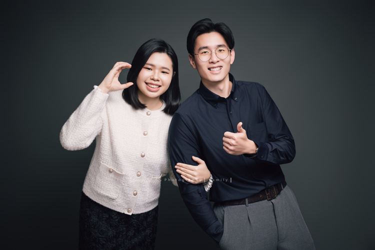 帥氣的Hui和家人們一起來拍家庭寫真及畢業照,這一天,也同時拍下了很重要的Hui的畢業照,對家人們來說這是很值得紀念的時刻,這張是Hui和姊姊兩人的合照,兩人感情很好、姊姊勾著Hui的一手、另一手比愛心、Hui一手比讚,兩人看著鏡頭微笑著很美的一張合照!