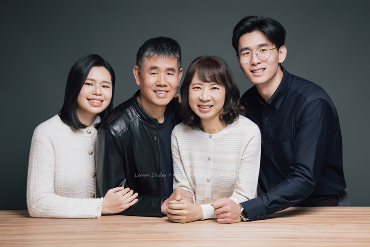 帥氣的Hui和家人們一起來拍家庭寫真及畢業照,這一天,也同時拍下了很重要的Hui的畢業照,對家人們來說這是很值得紀念的時刻,這張是Hui和家人們的全家福寫真合照!一家人都看著鏡頭笑得很開心!