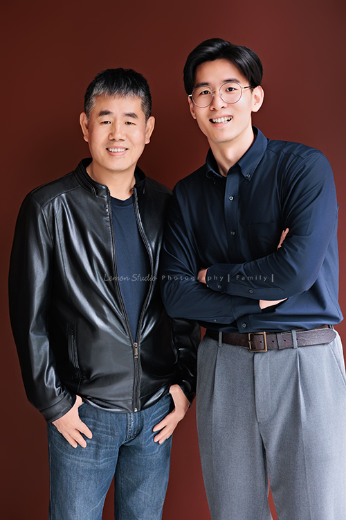 帥氣的Hui和家人們一起來拍家庭寫真及畢業照,這一天,也同時拍下了很重要的Hui的畢業照,對家人們來說這是很值得紀念的時刻,這張是Hui和爸爸兩人的合照,兩人感情很好、兩人看著鏡頭微笑著的一張父子合照!