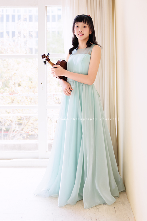 Stephanie帶著小提琴,來拍畢業紀念的音樂寫真,記憶裡那個可愛的小女孩,已經悄悄長成一位清新優雅的少女,這張是Stephanie身穿一襲淺綠色的禮服站在窗前,手拿著小提琴在身旁、看著鏡頭微笑的一張很美的畢業音樂寫真!