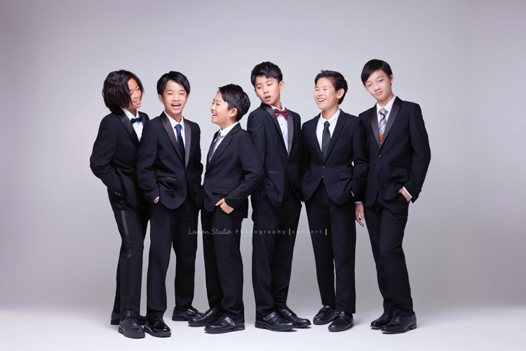 畢業前夕、樂團裡的男孩們除了拍個人照,也拍了一系列的團照,這不只是畢業的紀念,也是這些年來一起團練一起比賽的最美好的留念,這張是六位男孩帥氣地穿著西裝手放在口袋裡,拍照過程中聊天、互動、大笑、很可愛的一瞬間的六人音樂會團照!