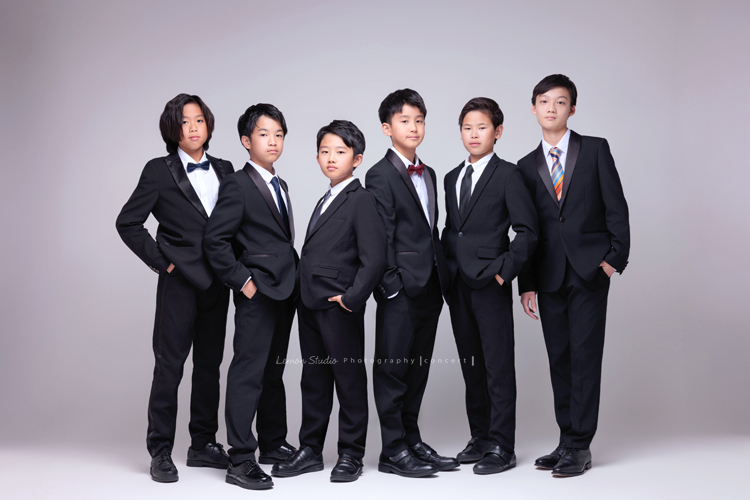 畢業前夕、樂團裡的男孩們除了拍個人照,也拍了一系列的團照,這不只是畢業的紀念,也是這些年來一起團練一起比賽的最美好的留念,這張是六位男孩帥氣地穿著西裝手放在口袋裡,六人酷酷地看著鏡頭的六人音樂會團照之一!