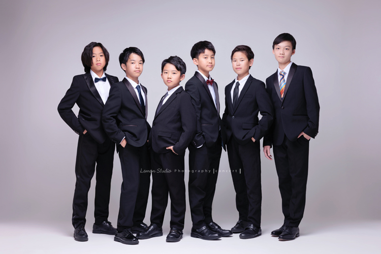 畢業前夕、樂團裡的男孩們除了拍個人照,也拍了一系列的團照,這不只是畢業的紀念,也是這些年來一起團練一起比賽的最美好的留念,這張是六位男孩帥氣地穿著西裝手放在口袋裡,六人酷酷地看著鏡頭的六人音樂會團照!
