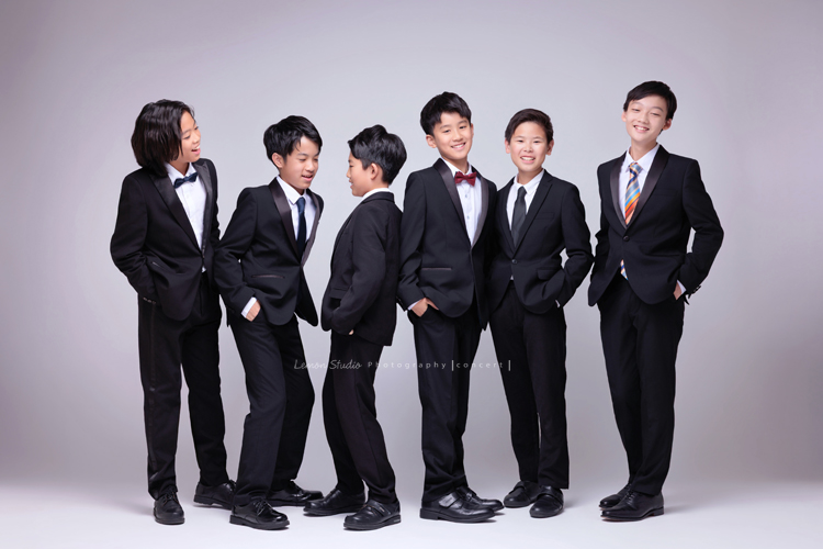 畢業前夕、樂團裡的男孩們除了拍個人照,也拍了一系列的團照,這不只是畢業的紀念,也是這些年來一起團練一起比賽的最美好的留念,這張是六位男孩帥氣地穿著西裝手放在口袋裡,拍照過程中彼此互動、很可愛的一瞬間的六人音樂會團照!