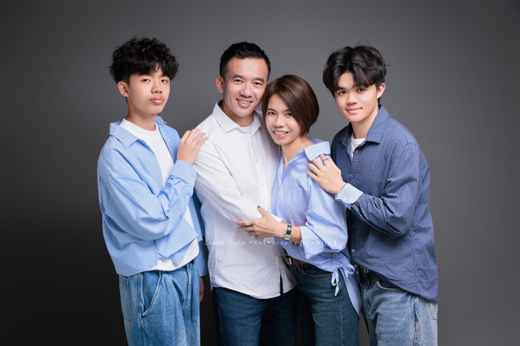 May媽麻一家第三次來拍照，Weida和Ray兄弟倆也長大了許多，這次拍攝也是May媽麻和先生的結婚二十週年紀念，這張是May媽麻一家四口穿著藍色/白色系衣服及牛仔褲的全家福寫真合照！