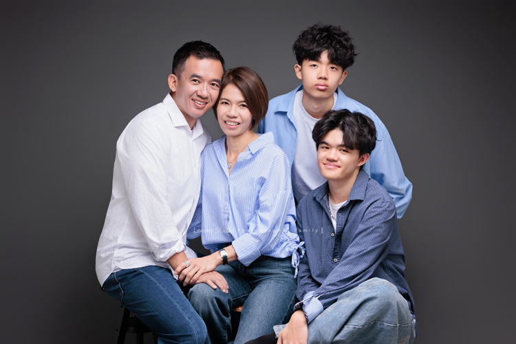 May媽麻一家第三次來拍照，Weida和Ray兄弟倆也長大了許多，這次拍攝也是May媽麻和先生的結婚二十週年紀念，這張是May媽麻一家四口穿著藍色/白色系衣服及牛仔褲的全家福寫真合照！爸拔媽麻坐在一起頭靠著頭、兄弟兩人坐在同一側！