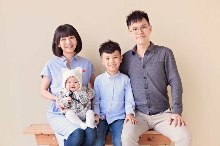小靜媽麻一家第四次來拍家庭寫真,一轉眼這次家裡多了一位超級可愛的新成員:五個月大的瑄妹,這次拍了好多可愛的畫面,這張是小靜媽麻一家四口超級可愛的全家福、媽麻和哥哥、哥哥、爸拔坐在木椅上、媽麻抱著瑄妹、瑄妹坐在媽麻的腿上、一家四口看著鏡頭開心地笑著!