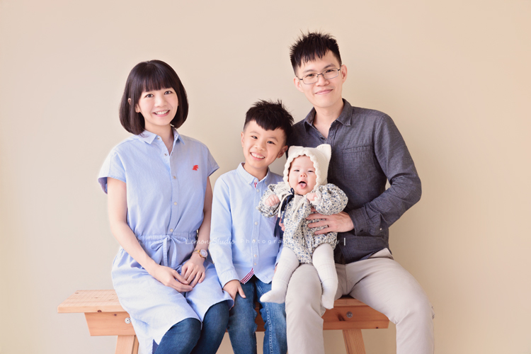 小靜媽麻一家第四次來拍家庭寫真,一轉眼這次家裡多了一位超級可愛的新成員:五個月大的瑄妹,這次拍了好多可愛的畫面,這張是小靜媽麻一家四口超級可愛的全家福、媽麻和哥哥、哥哥、爸拔坐在木椅上、瑄妹坐在爸拔的腿上、一家四口看著鏡頭開心地笑著、瑄妹正伸出舌頭可愛的模樣!