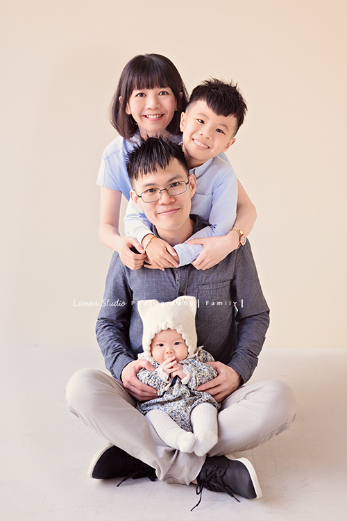 小靜媽麻一家第四次來拍家庭寫真,一轉眼這次家裡多了一位超級可愛的新成員:五個月大的瑄妹,這次拍了好多可愛的畫面,這張是小靜媽麻一家四口超級可愛的全家福、媽麻站著抱著哥哥、哥哥抱著爸拔、爸拔坐著、瑄妹坐在爸拔的腿上正在玩他的手指頭!