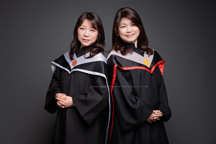 25年的好友Geene & Gres 一起來拍照,這次一起完成了很有意義的紀念:碩士畢業寫真 、以及好友寫真,這張是Geene & Gres一起穿上碩士服、及兩人各拿一束捧花,兩人身體靠著在一起、一起看著鏡頭微笑的一張很美的兩位好友的碩士畢業寫真!
