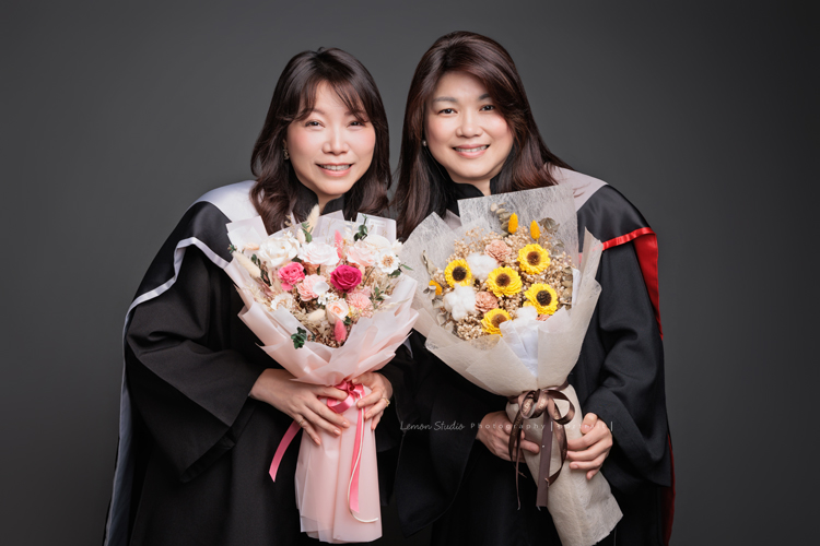 25年的好友Geene & Gres 一起來拍照,這次一起完成了很有意義的紀念:碩士畢業寫真 、以及好友寫真,這張是Geene & Gres一起穿上碩士服、及兩人各拿一束捧花、一起看著鏡頭微笑的一張很美的兩位好友的碩士畢業寫真!