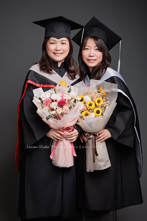 25年的好友Geene & Gres 一起來拍照,這次一起完成了很有意義的紀念:碩士畢業寫真 、以及好友寫真,這張是Geene & Gres一起穿上碩士服、戴碩士帽、及兩人各拿一束捧花、一起看著鏡頭微笑的一張很美的兩位好友的碩士畢業寫真!