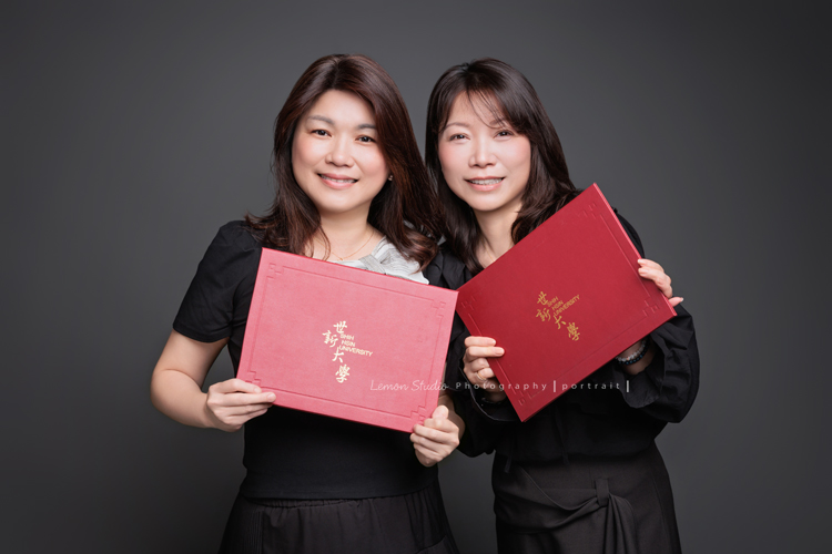 25年的好友Geene & Gres 一起來拍照,這次一起完成了很有意義的紀念:碩士畢業寫真 、以及好友寫真,這張是Geene & Gres一起穿上便服、及兩人一起拿著畢業證書、一起看著鏡頭微笑的一張很美的兩位好友的碩士畢業寫真!
