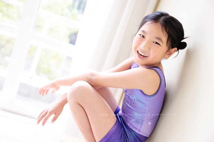 Vivien媽麻一家幾乎每年都會來拍照,三個孩子都在自己喜歡的領域裡成長著,這次小妹 Tiana帶著體操服來拍照,這張是Tiana靠著牆壁蹲坐著、甜美地看著鏡頭笑得很開心的模樣,是一張很可愛的體操運動寫真!