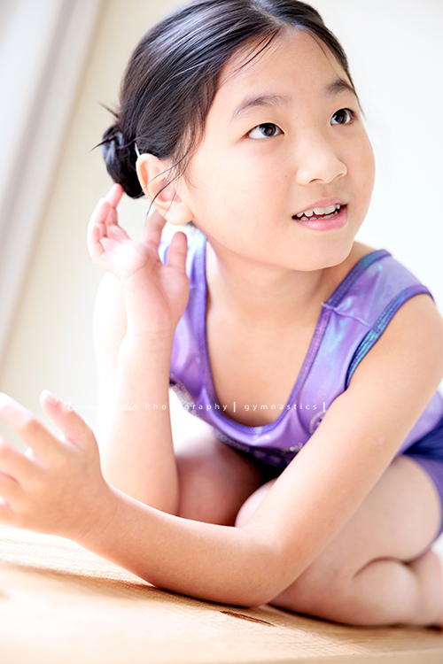 Vivien媽麻一家幾乎每年都會來拍照,三個孩子都在自己喜歡的領域裡成長著,這次小妹 Tiana帶著體操服來拍照,這張是Tiana跪坐在地上、抬頭看著側邊沒有看鏡頭,很可愛的一瞬間、是一張很可愛的體操運動寫真!