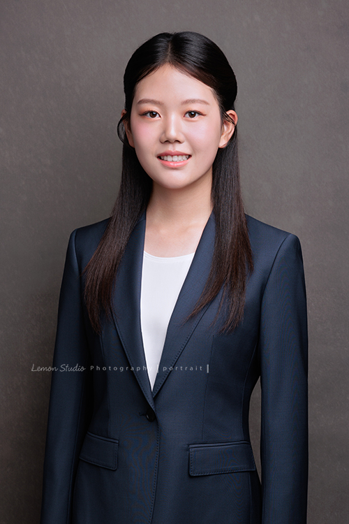 這次 Irene媽麻一家回台灣時,一樣預約了 Amber的形象照拍攝,再見到 Amber,又長大了好多,也多了幾分屬於大女孩的自信與從容,也恭喜 Amber在史丹佛大學展開新的生活,這張是Amber身穿一套優雅的西裝,對著鏡頭微笑的一張很美的形象照!