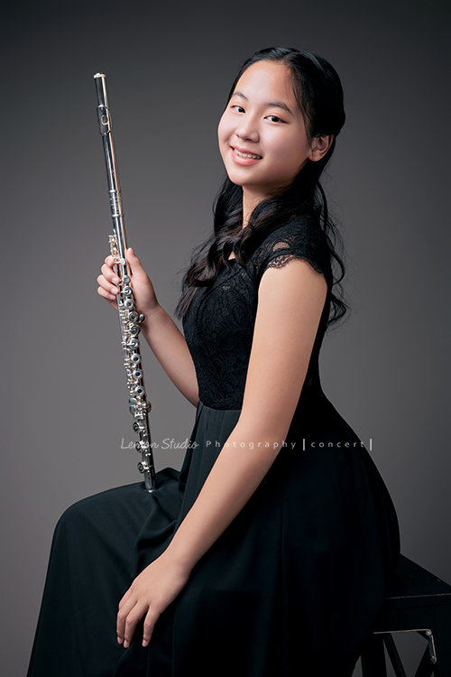 前陣子和大家分享了 Carina跳舞的照片,今天分享 Carina 的長笛音樂寫真,Carina 準備了一套黑色洋裝,把長髮放下來,搭配長笛一起入鏡,展現出和舞蹈寫真截然不同的氣質與魅力,這張是Carina坐在椅子上、一手拿著長笛在身體前方,一手自然地垂放在大腿上、看著鏡頭甜美地微笑著的一張很美的長笛音樂寫真照!