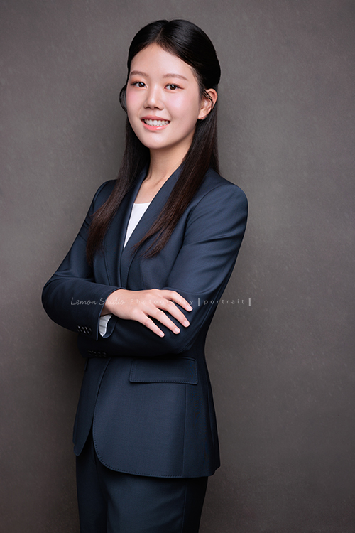 這次 Irene媽麻一家回台灣時,一樣預約了 Amber的形象照拍攝,再見到 Amber,又長大了好多,也多了幾分屬於大女孩的自信與從容,也恭喜 Amber在史丹佛大學展開新的生活,這張是Amber身穿一套優雅的西裝,兩手抱在胸前,對著鏡頭微笑的一張很美的形象照!