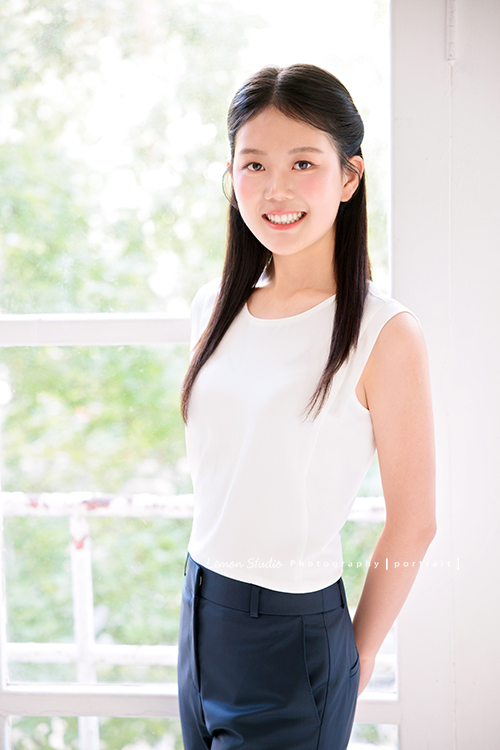 這次 Irene媽麻一家回台灣時,一樣預約了 Amber的形象照拍攝,再見到 Amber,又長大了好多,也多了幾分屬於大女孩的自信與從容,也恭喜 Amber在史丹佛大學展開新的生活,這張是Amber身穿白色上衣及優雅的西裝褲,兩手在身後,對著鏡頭微笑的一張很美的形象照!