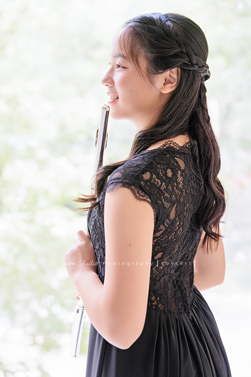 前陣子和大家分享了 Carina跳舞的照片,今天分享 Carina 的長笛音樂寫真,Carina 準備了一套黑色洋裝,把長髮放下來,搭配長笛一起入鏡,展現出和舞蹈寫真截然不同的氣質與魅力,這張是Carina側身站在窗前、兩手拿著長笛在身體前方,沒有看鏡頭、看向窗外甜美地微笑著的一張很美的長笛音樂寫真照!