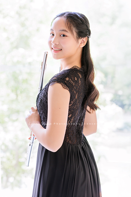 前陣子和大家分享了 Carina跳舞的照片,今天分享 Carina 的長笛音樂寫真,Carina 準備了一套黑色洋裝,把長髮放下來,搭配長笛一起入鏡,展現出和舞蹈寫真截然不同的氣質與魅力,這張是Carina側身站在窗前、兩手拿著長笛在身體前方,轉頭過來看向鏡頭甜美地微笑著的一張很美的長笛音樂寫真照!