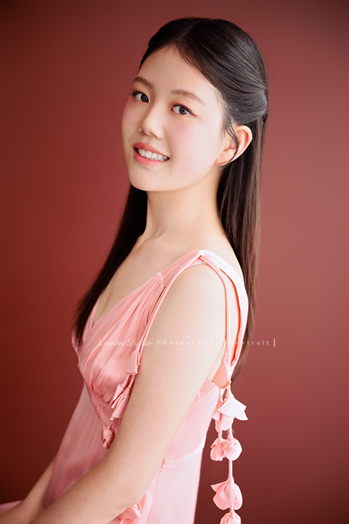 這次 Irene媽麻一家回台灣時,一樣預約了 Amber的形象照拍攝,再見到 Amber,又長大了好多,也多了幾分屬於大女孩的自信與從容,也恭喜 Amber在史丹佛大學展開新的生活,這張是Amber身穿一套粉色的小禮服,側身站著,對著鏡頭微笑的一張很美的形象照!