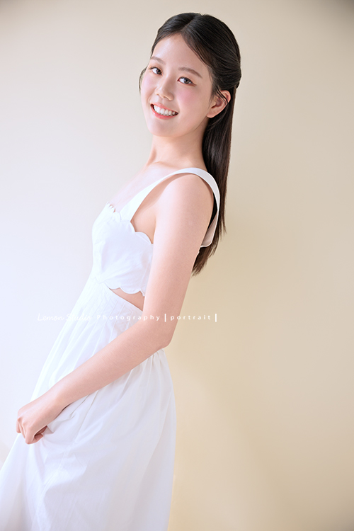 這次 Irene媽麻一家回台灣時,一樣預約了 Amber的形象照拍攝,再見到 Amber,又長大了好多,也多了幾分屬於大女孩的自信與從容,也恭喜 Amber在史丹佛大學展開新的生活,這張是Amber身穿一套白色的洋裝,側身站著,手拉著裙擺,Amber對著鏡頭微笑的一張很美的形象照!